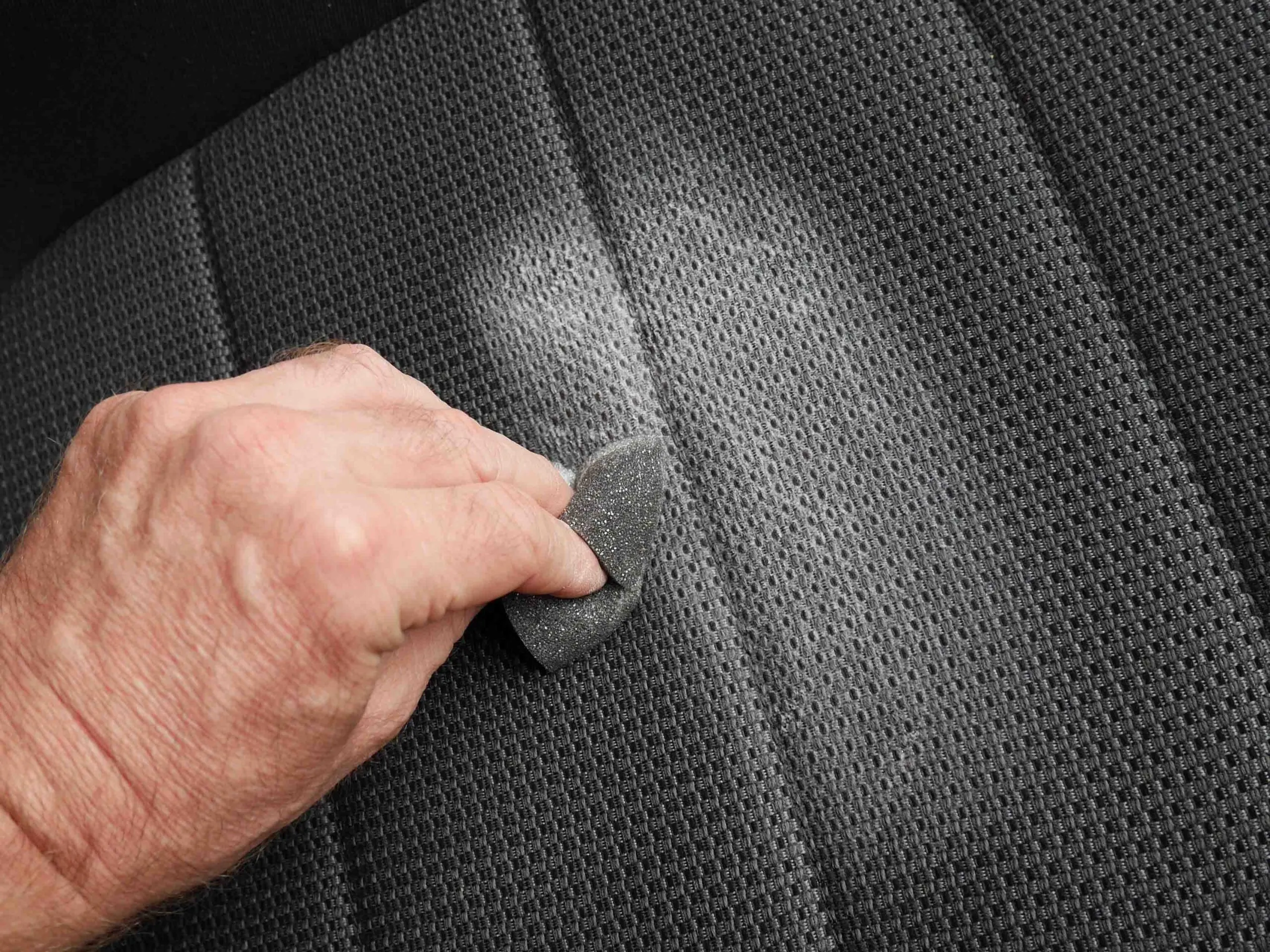 COLOURLOCK Alcantara Tisztító Szett - Textil és alcantara tisztításához impregnálóval tisztító alkalmazása